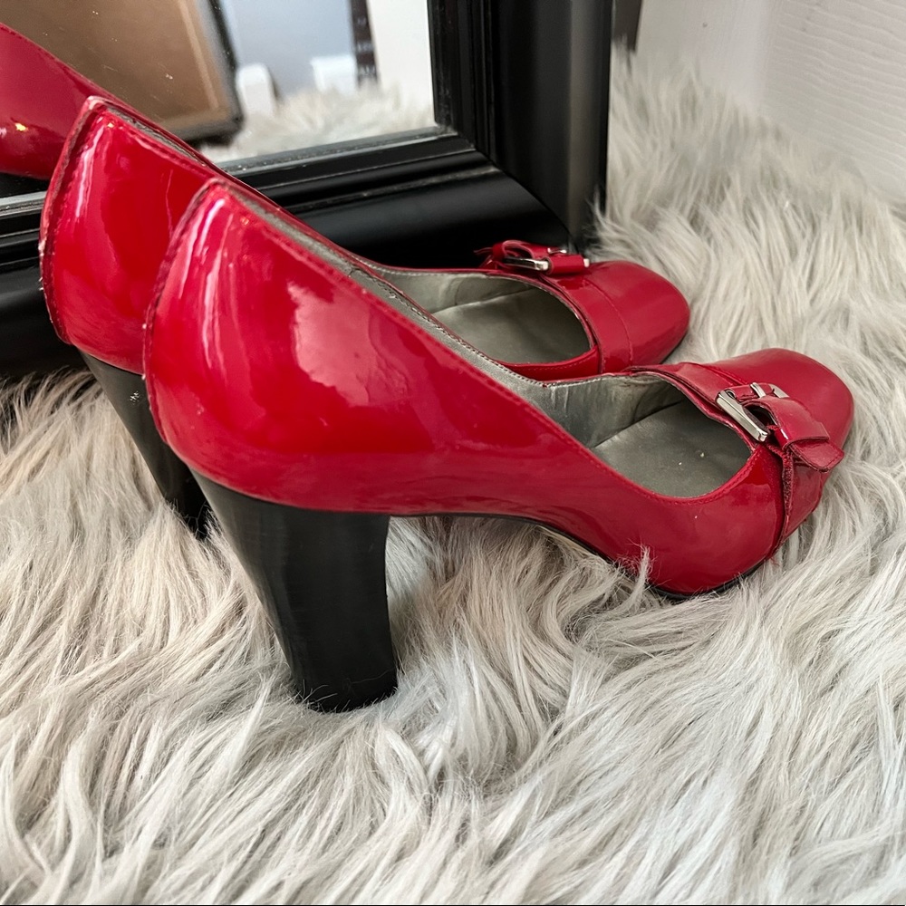 Anne Klein Size 8 1/2 red heel with buckle